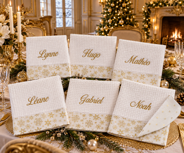 Serviette de table de Noël personnalisée prénom brodé doré