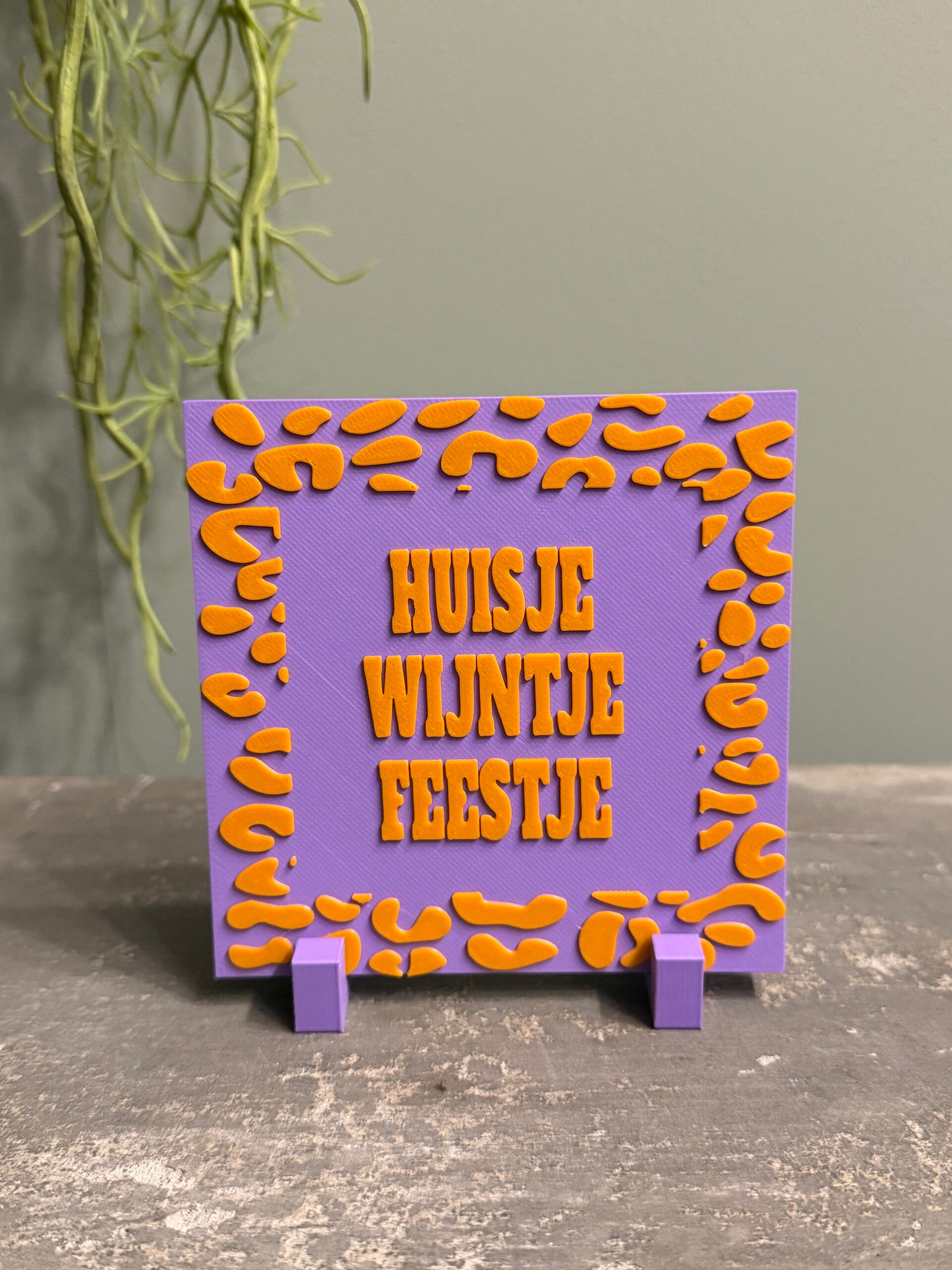 Hip tegeltje "Huisje, Wijntje, Feestje"