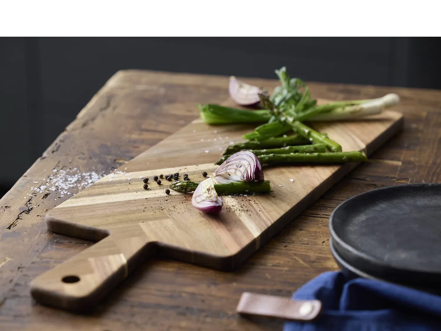 Holm Serveringsbrett med håndtak  55cm – stilfull servering i akasietre