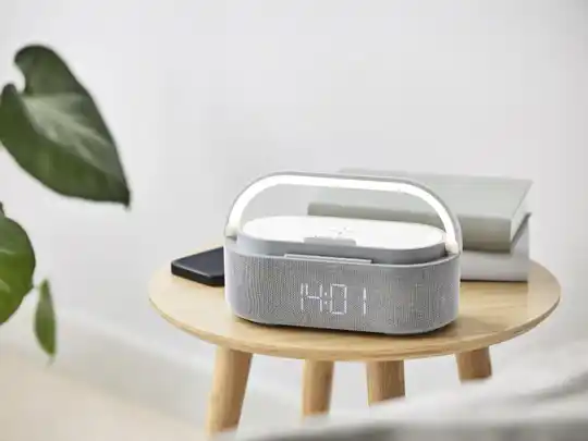 Nordic Sense Vekkerklokke med lys – Alt-i-ett-løsning for nattbordet