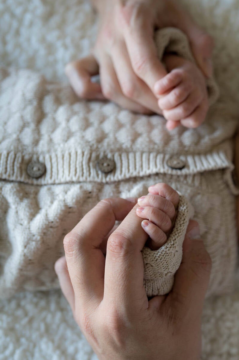 Newborn fotografie pasgeboren baby fotoshoot  door fotograaf Sandra van FotobijSan in Veghel.
