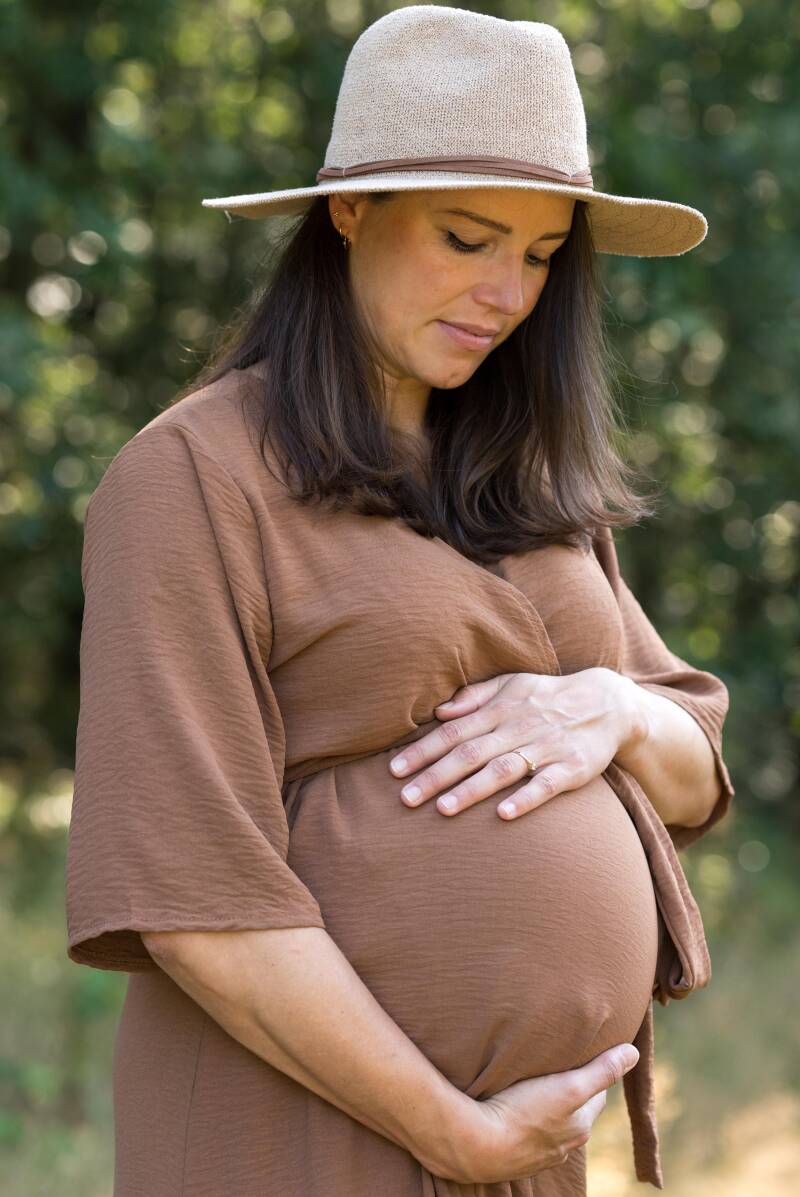 Zwangerschaps fotografie door fotograaf Sandra bij FotobijSan bij 't Hurkske in Erp.