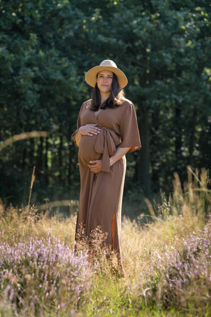 Zwangerschaps fotografie door fotograaf Sandra bij FotobijSan bij 't Hurkske in Erp.