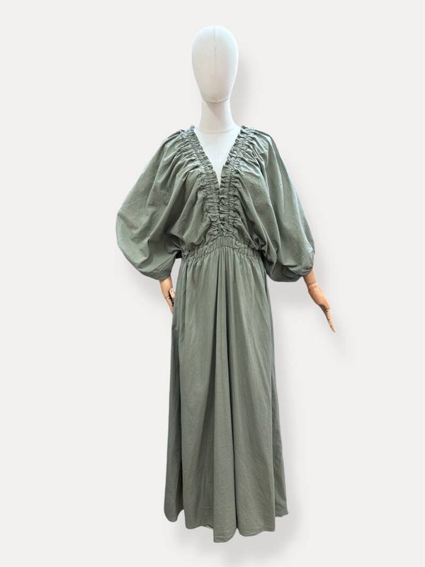 Robe longue à la coupe fluide offrant une silhouette élégante et aérienne
