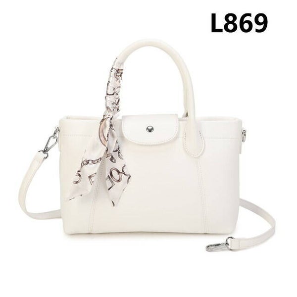 sac à main foulard sur le poignet