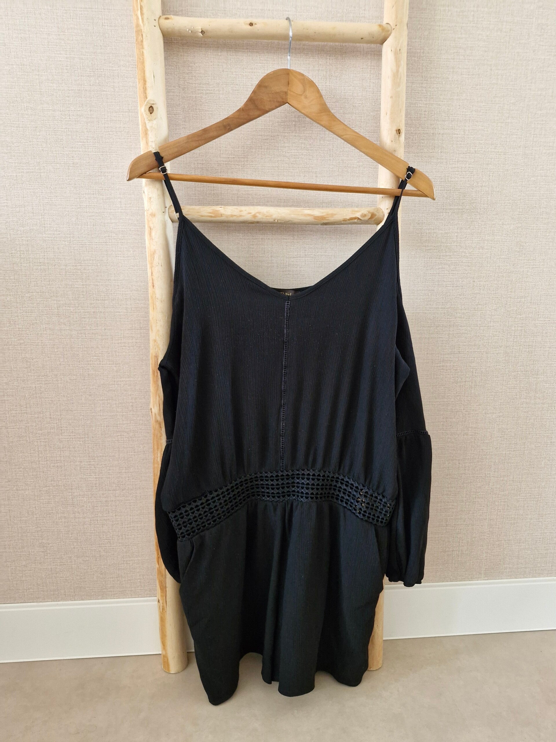Supertrash zwarte jumpsuit met open schouders maat 38