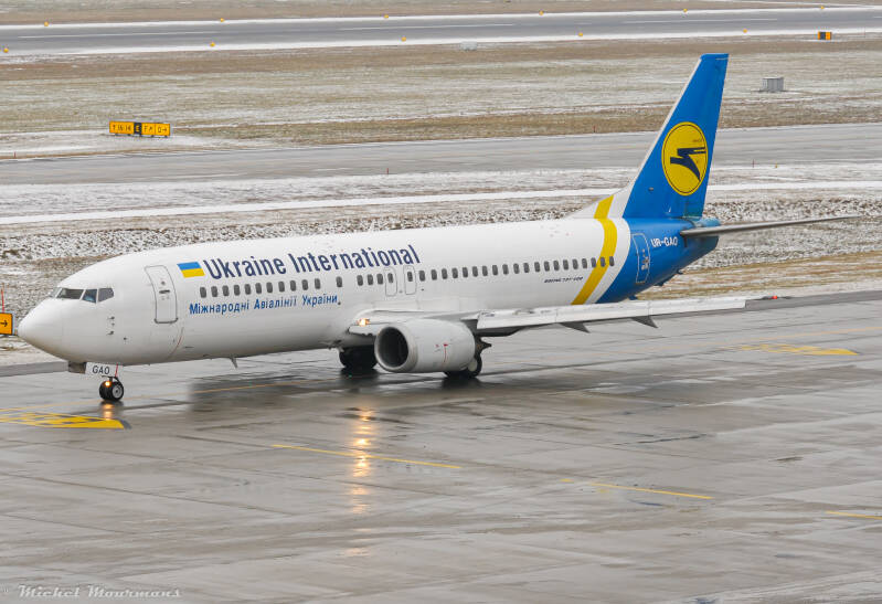 UR-GAO -- Boeing 737-400 -- Ukraine International