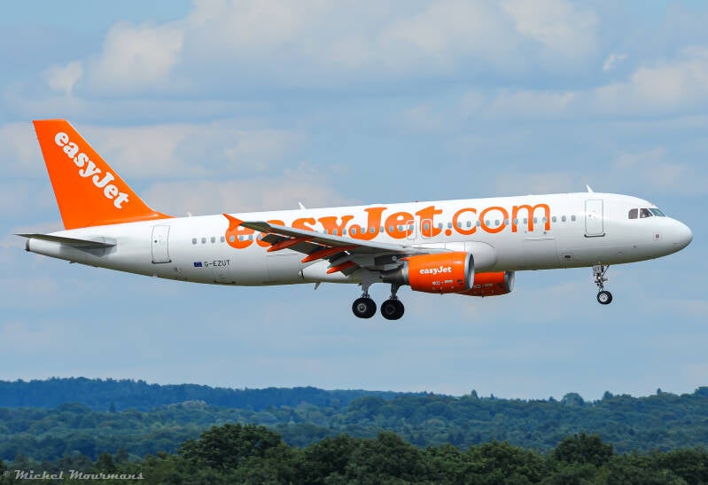 G-EZUT -- Airbus A320 -- EasyJet