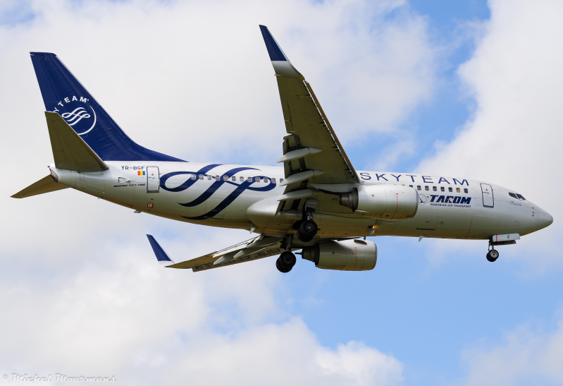 YR-BGF -- Boeing 737-700 -- TAROM