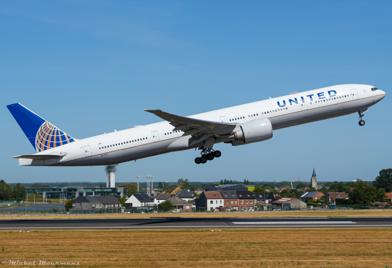 N2136U -- Boeing 777-300ER -- United Airlines