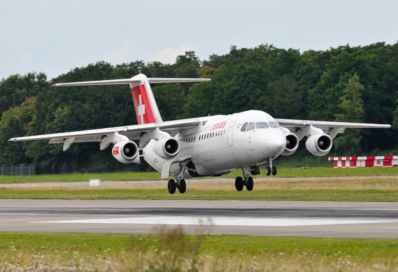 HB-IYQ -- Avro RJ100 -- Swiss