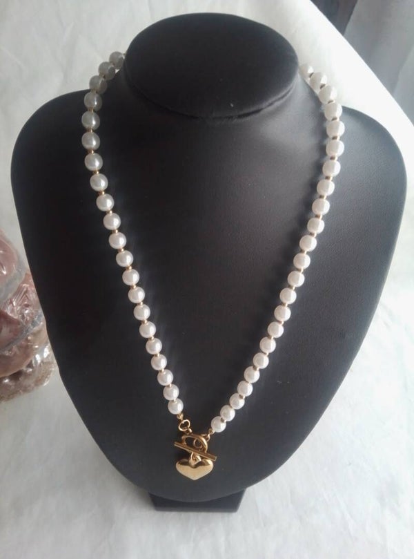 COLLAR EN PERLAS BLANCAS SINTETICAS