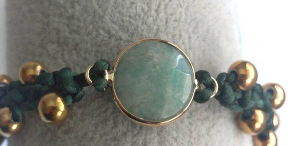 Pulsera en macramé con un opalo jade
