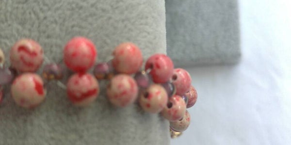pulsera realizada en piedra natural rodocrosita y cristales de color