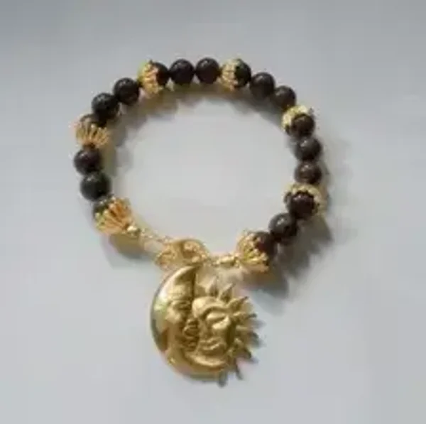 pulsera e piedra natural con un colgante de sol y luna