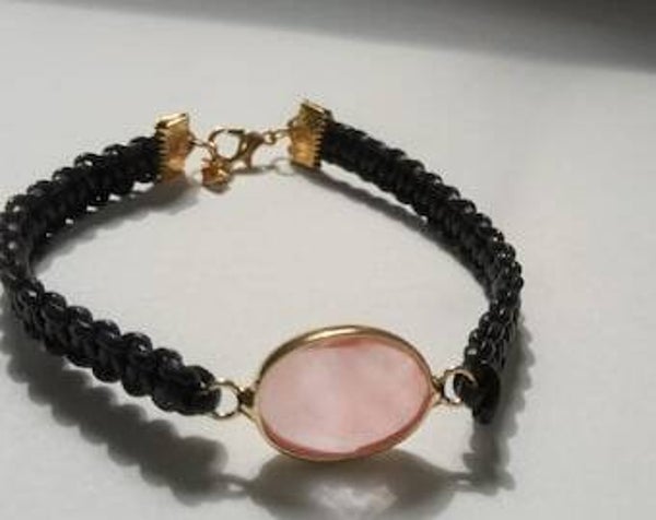Opalo rosa con pulsera de cuero negro macramé