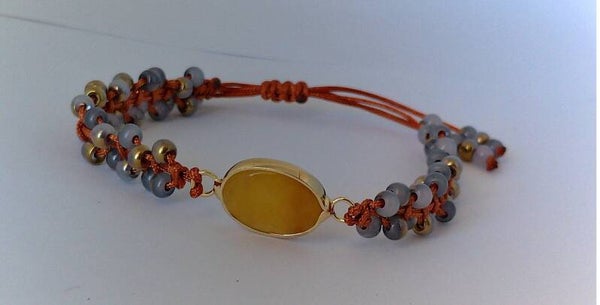 pulsera con un oráculo de piedra natural calcita dorada