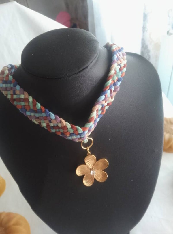 collar trenzado con cuero