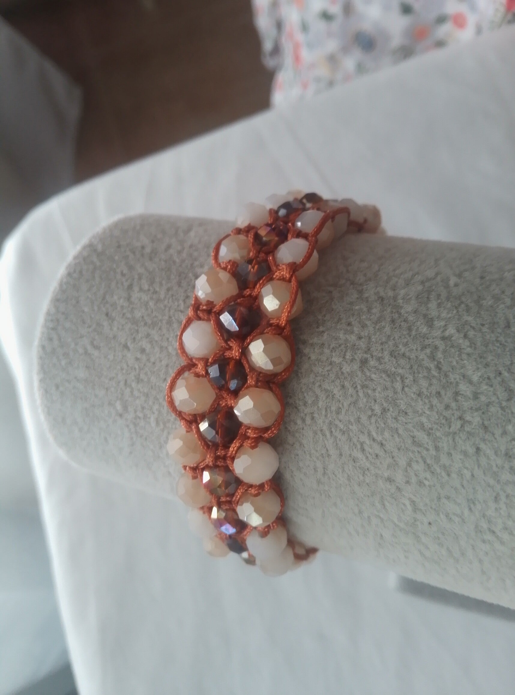 Pulsera realizada con hilo  y elegancia