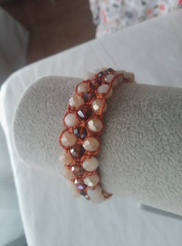 Pulsera realizada con hilo  y elegancia