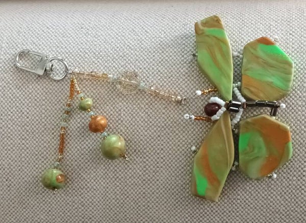 Breloque bijou papillon or et vert phosphorescent
