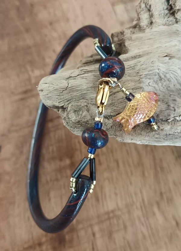 Bracelet bleu nuit avec breloque et fermoir