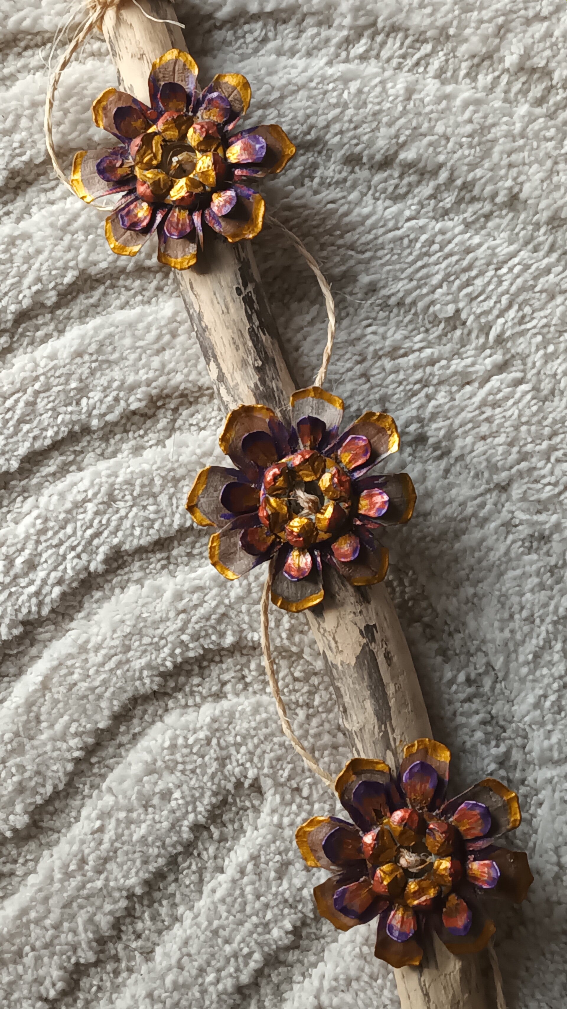 Fleurs de pommes de pin sur bois flotté 51x8cm