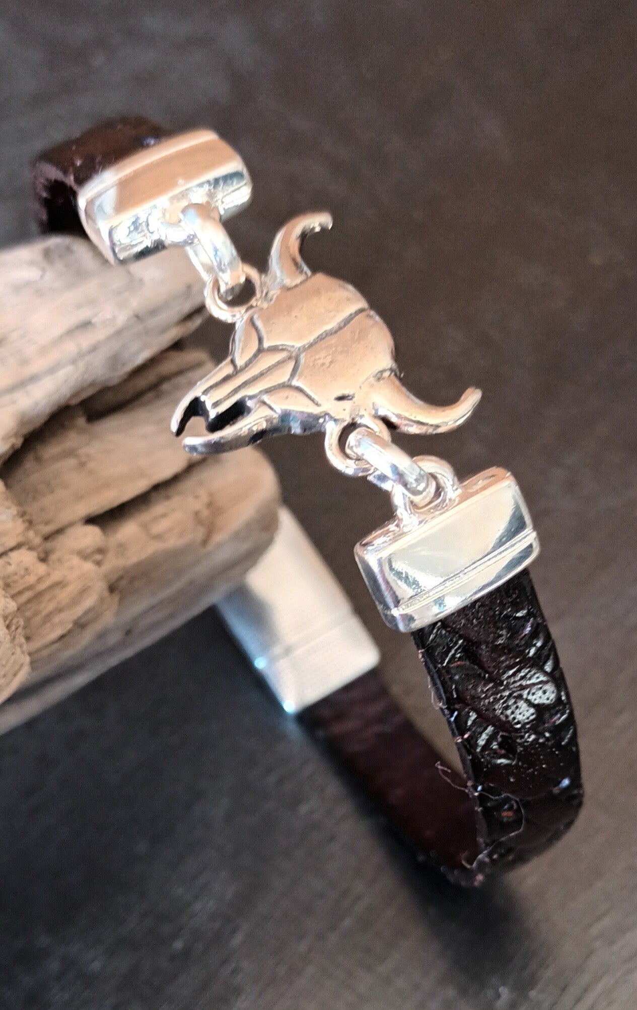 Bracelet cuir point couture marron foncé modèle Crâne de taureau