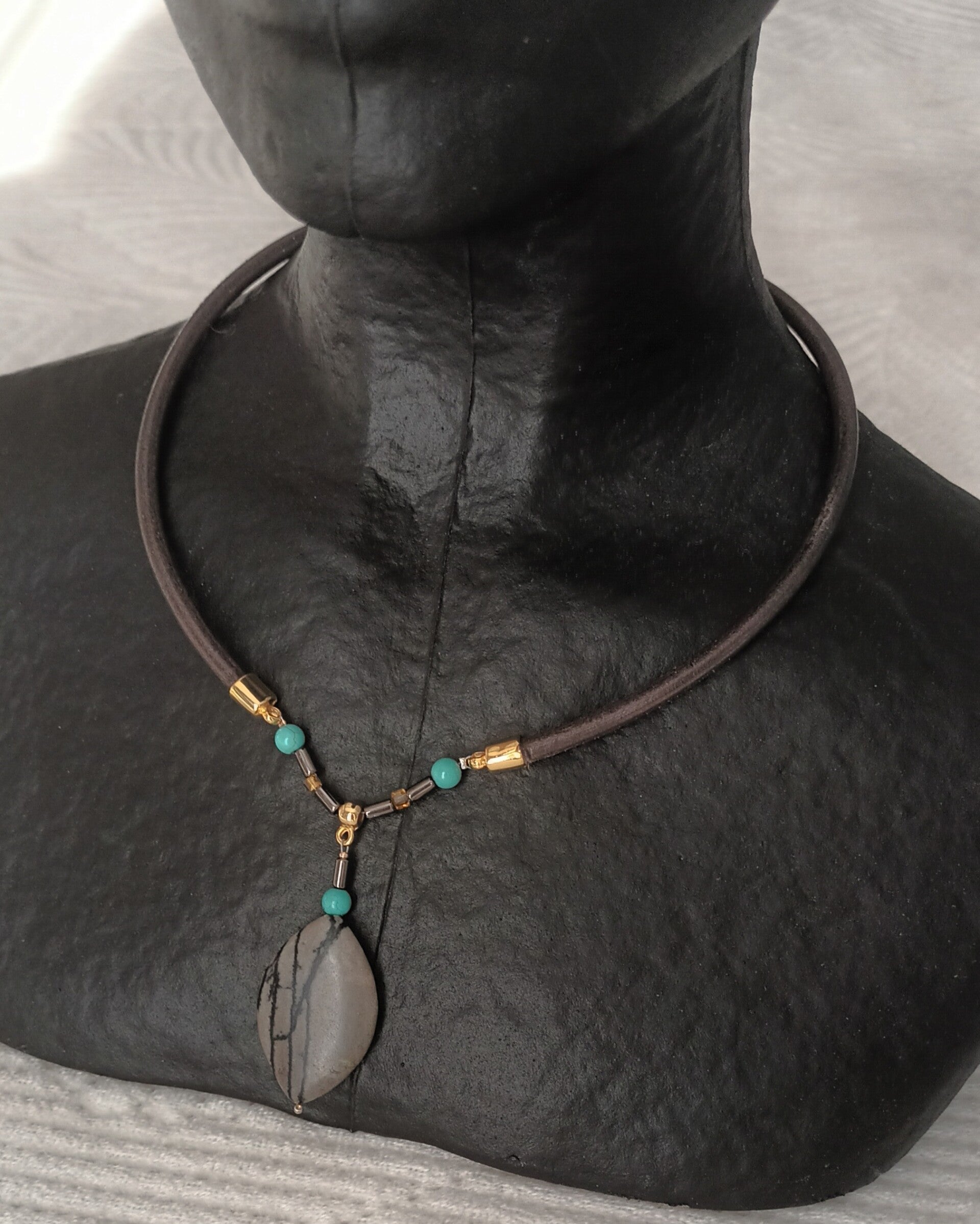 Collier cuir rond gris 5mn avec pendentif en Jaspe zébré gris et noir