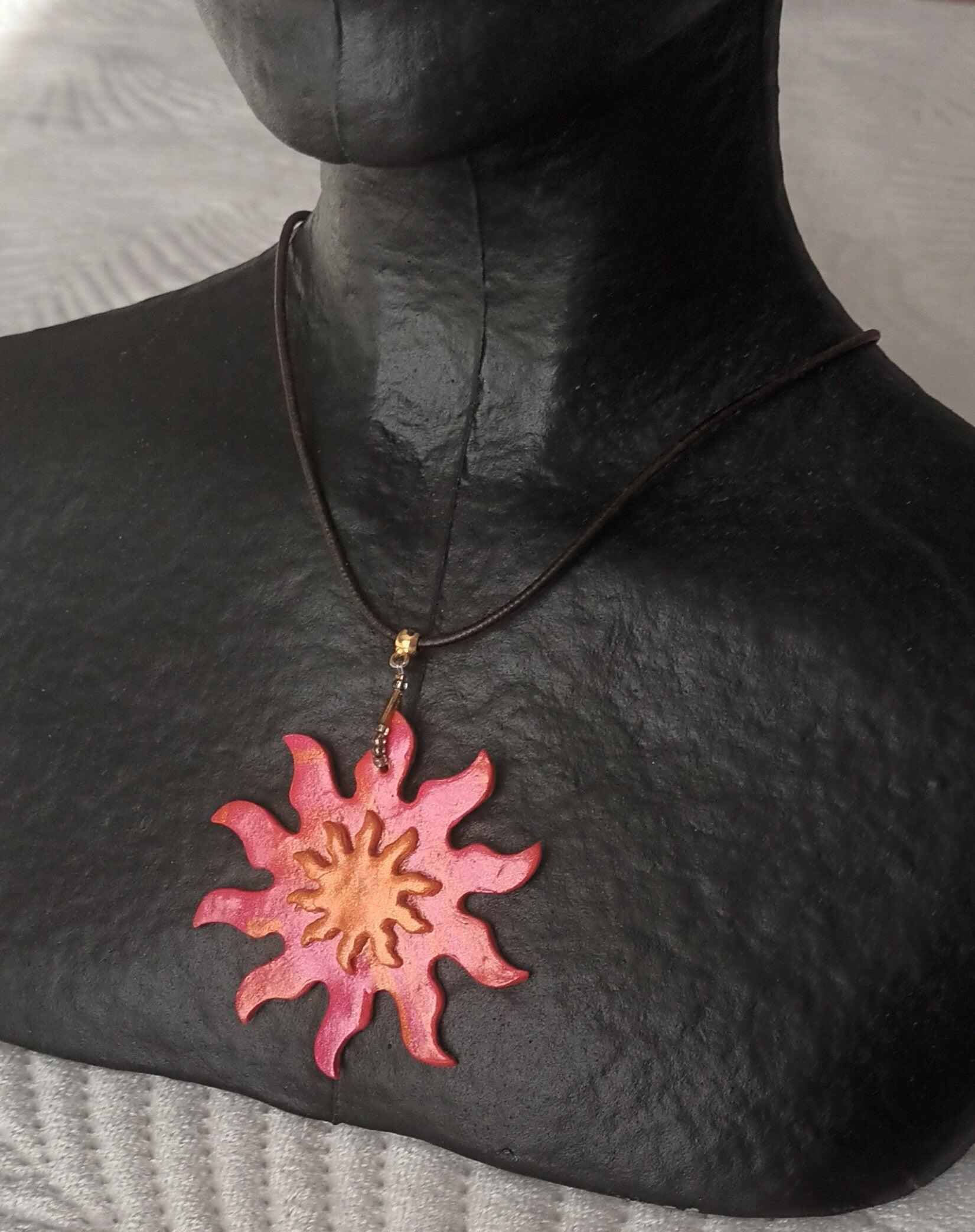 Collier cuir rond 2mn avec pendentif Soleil laqué cerise et or