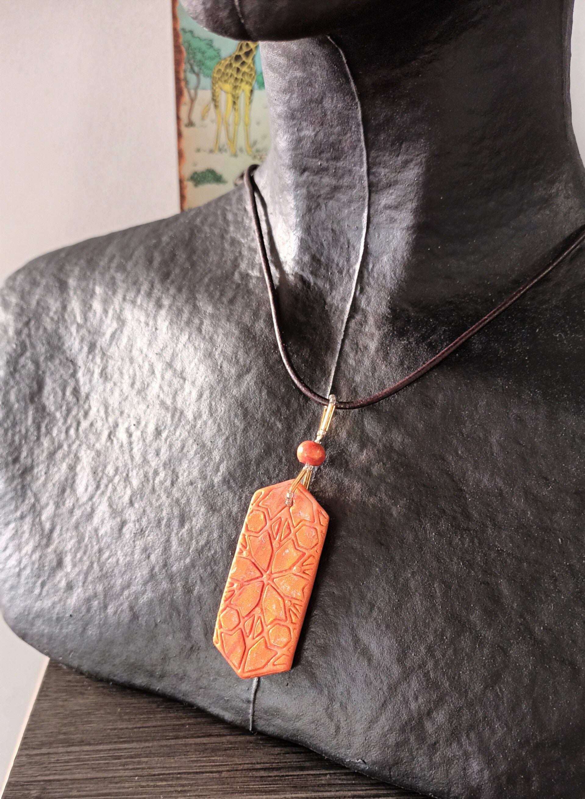 Collier cuir rond 2mn avec pendentif ocre brun laqué - Motif fleur 2