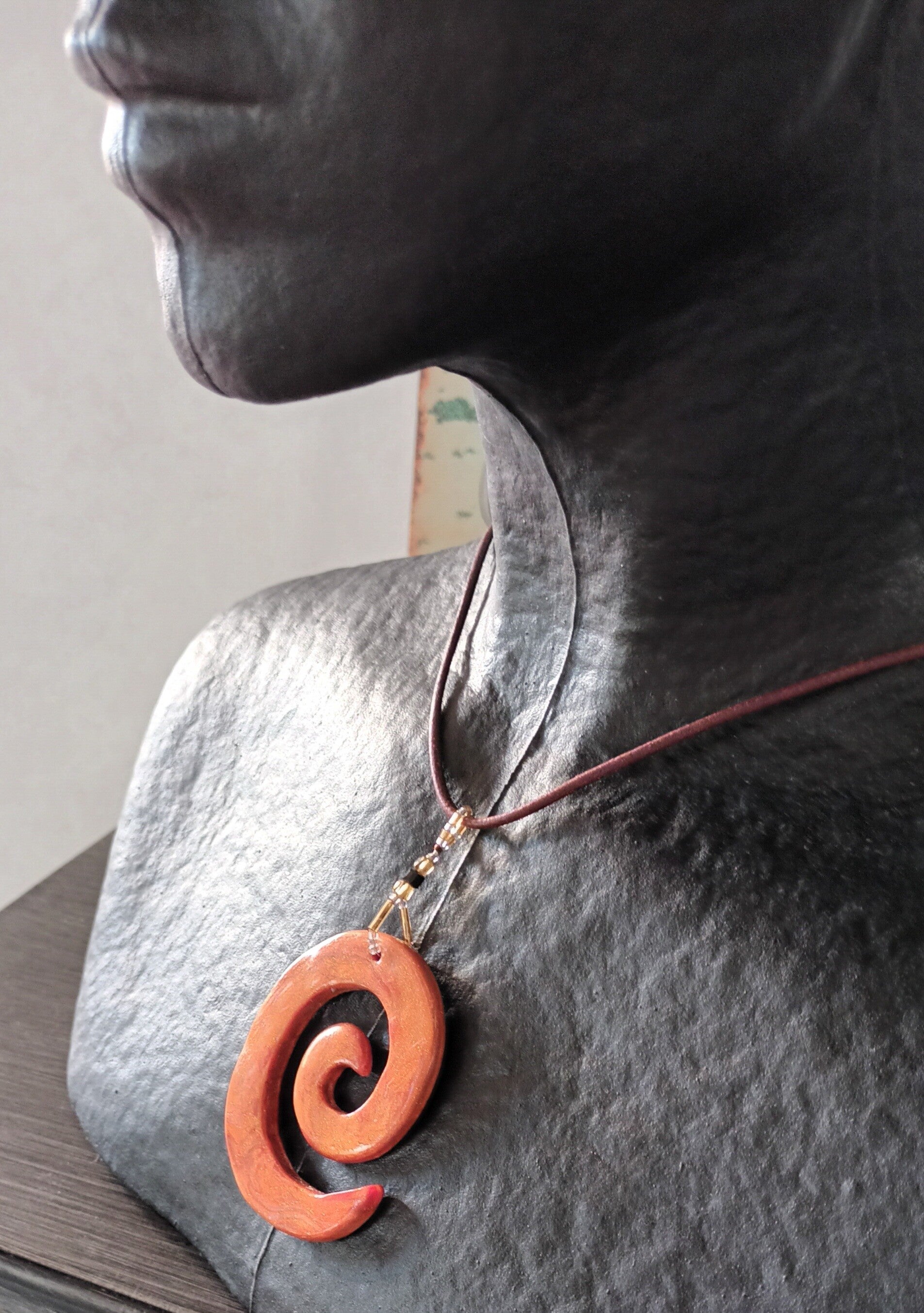 Collier cuir rond 2mn avec pendentif laqué Evolution ocre brun