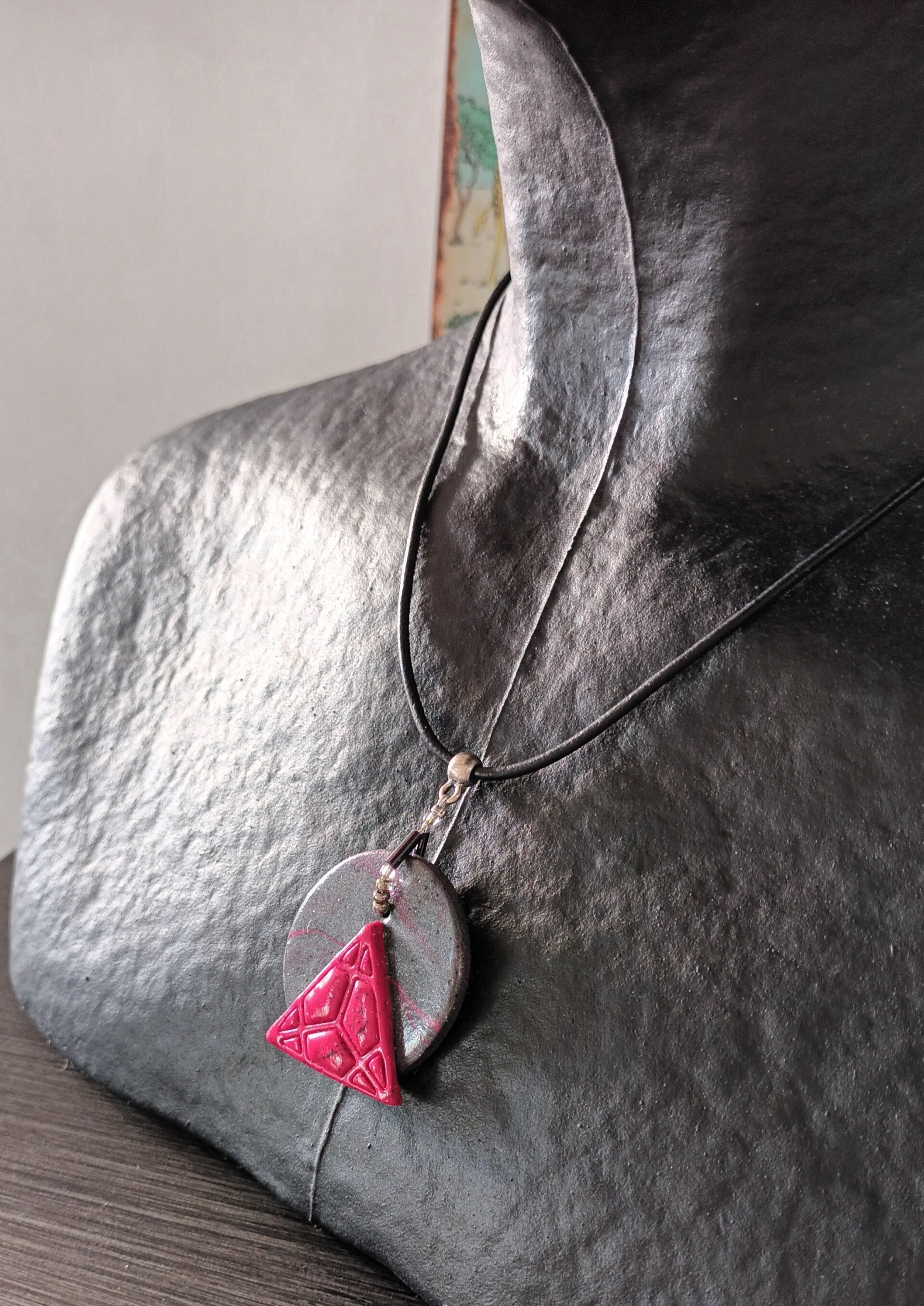 Collier cuir rond 2mn avec pendentif laqué Etna gris métallisé et framboise