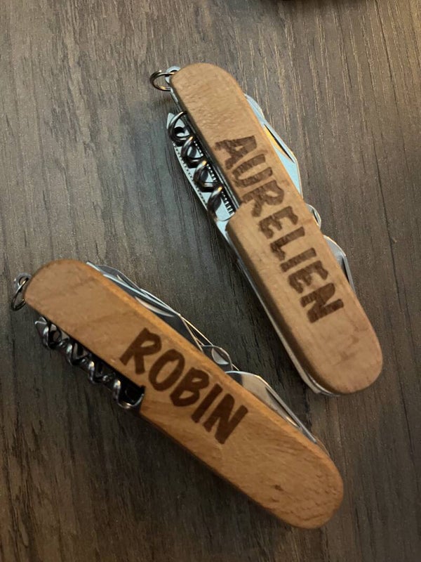 Couteau Suisse Multifonction – Manche Bois Gravé Personnalisable