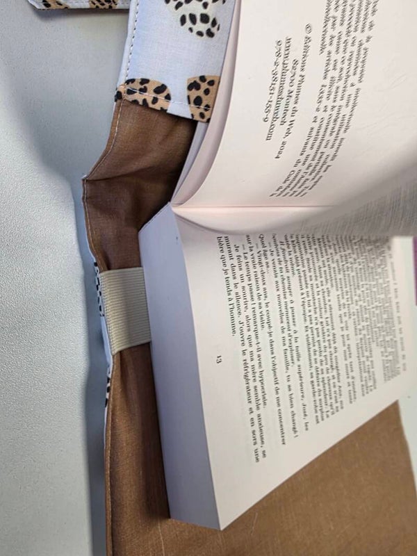 Protège livre grand format et son marque pages