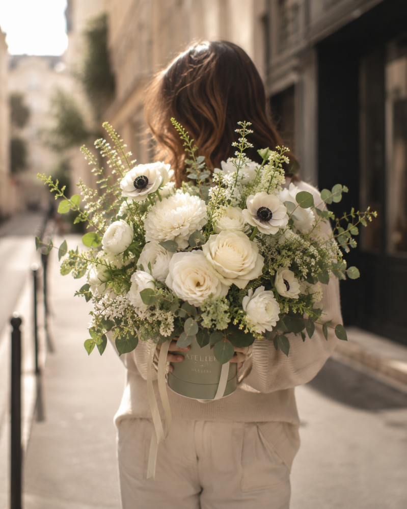 bouquet de fleurs  frais avec fleurs blanches et vertes 