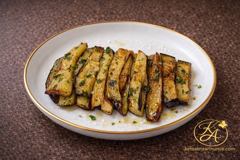 bastoncini di melanzane fritti in padella chetogenici, dorati e saporiti