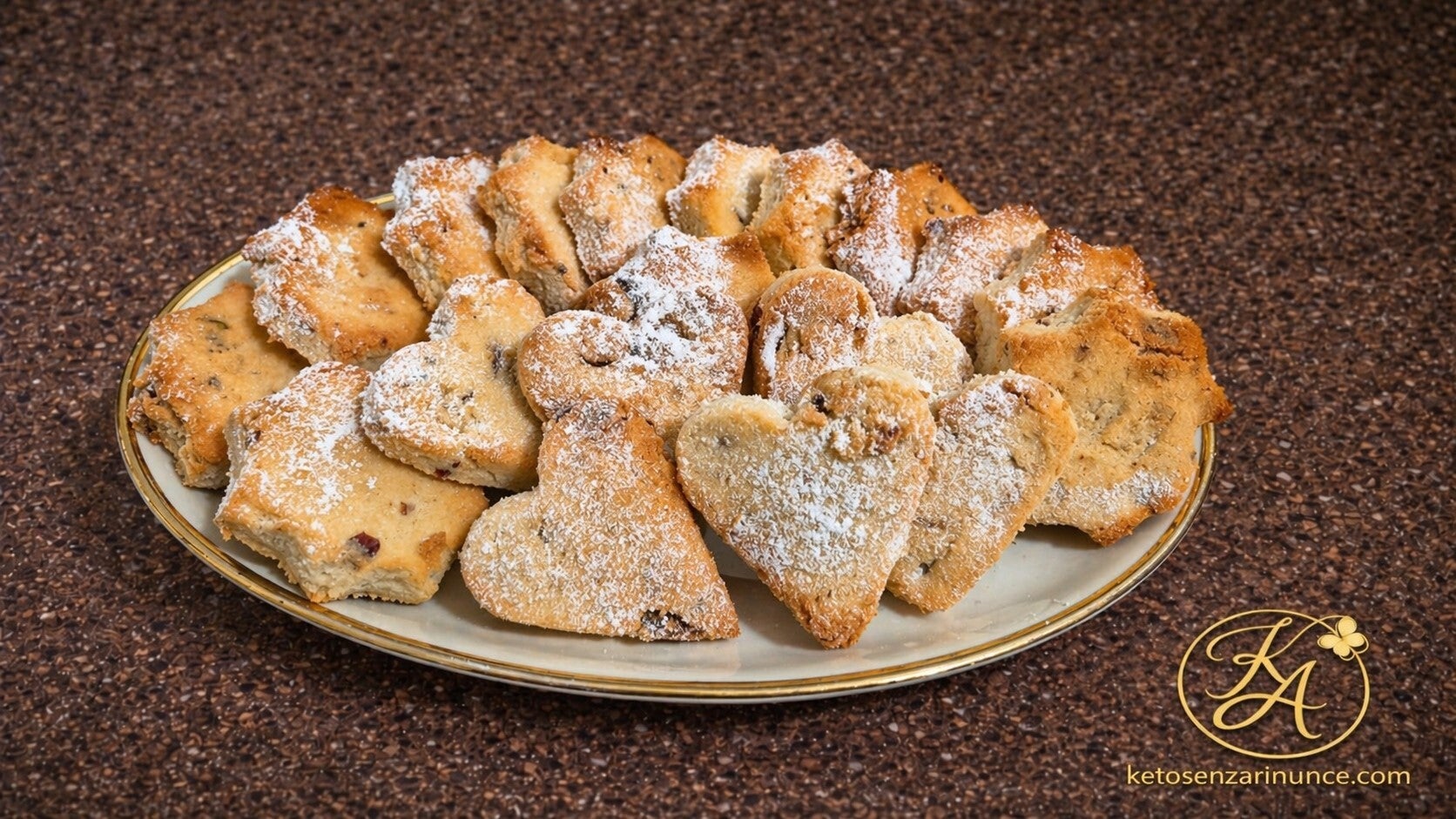 Biscotti rustici con albumi, farina di cocco e farina di mandorle, secchi e friabili, semplici da preparare e perfetti da gustare a colazione o come piccolo spuntino.