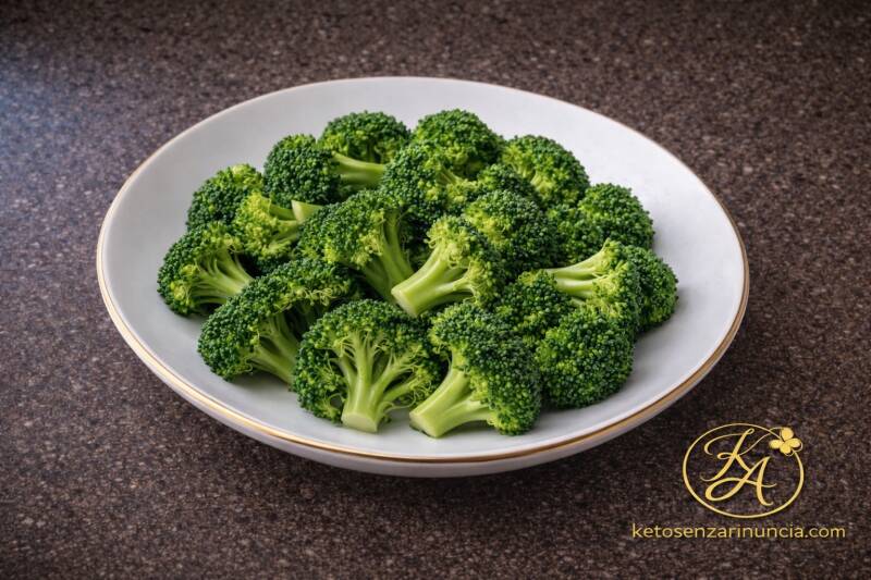 Piatto di broccoletti al vapore chetogenici, semplici e leggeri.