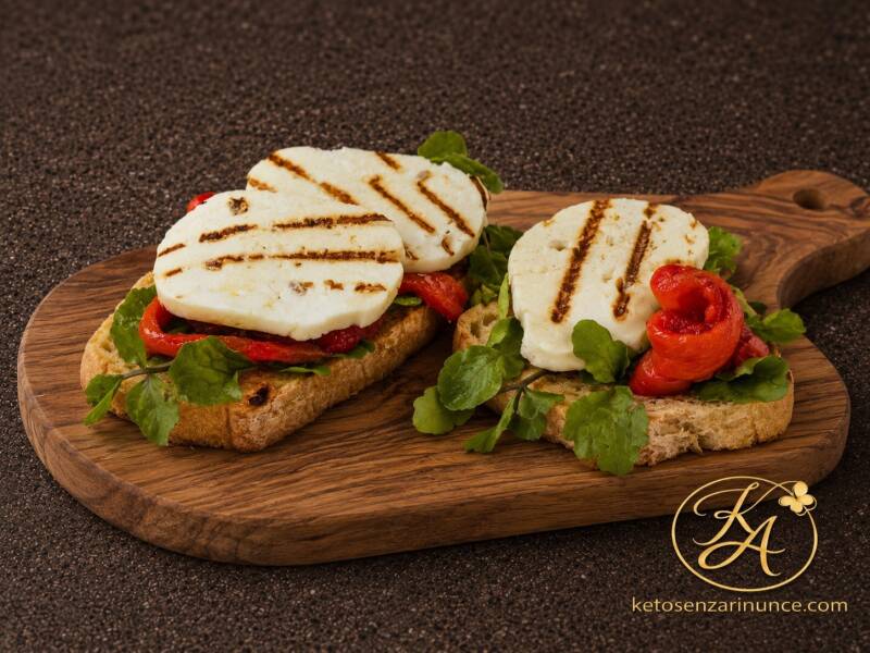 Bruschetta chetogenica con mozzarella grigliata e peperoni arrostiti al forno, servita su pane dorato alle spezie. Una ricetta semplice, calda e saporita, perfetta per un pranzo veloce, una cena leggera o un’idea sfiziosa da portare in tavola in versione 