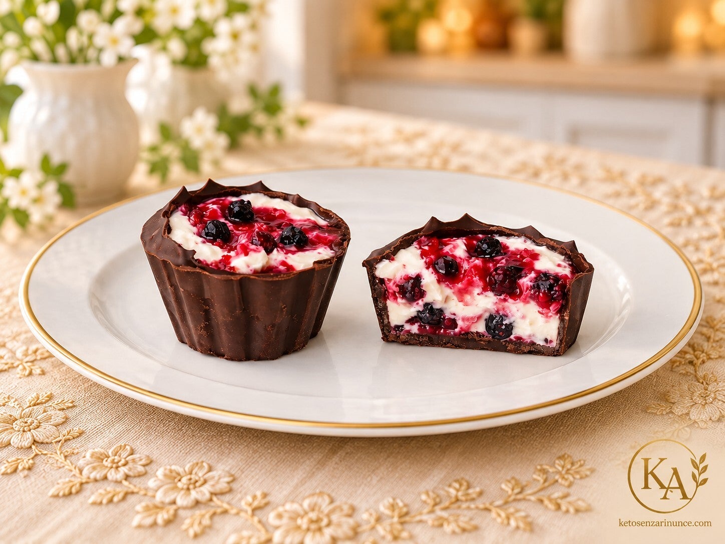 Coppette chetogeniche con guscio croccante di cioccolato fondente al 90% e ripieno cremoso di mascarpone, yogurt greco e frutti di bosco. Un dessert keto fresco, elegante e goloso, perfetto come fine pasto o dolce al cucchiaio senza zuccheri aggiunti.