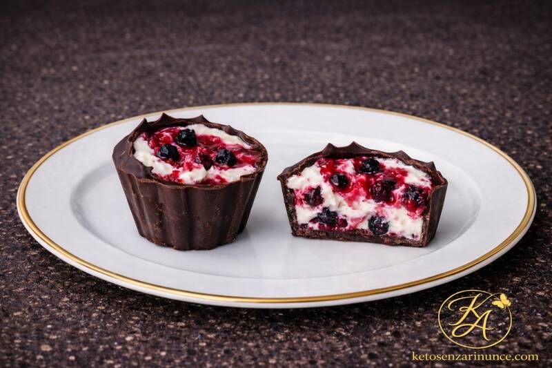 coppette di cioccolato con yogurt e frutti di bosco, cremose e chetogeniche