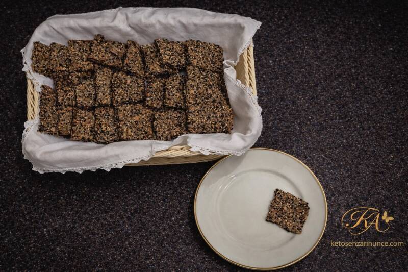 Cracker chetogenici rustici ai semi croccanti fatti in casa