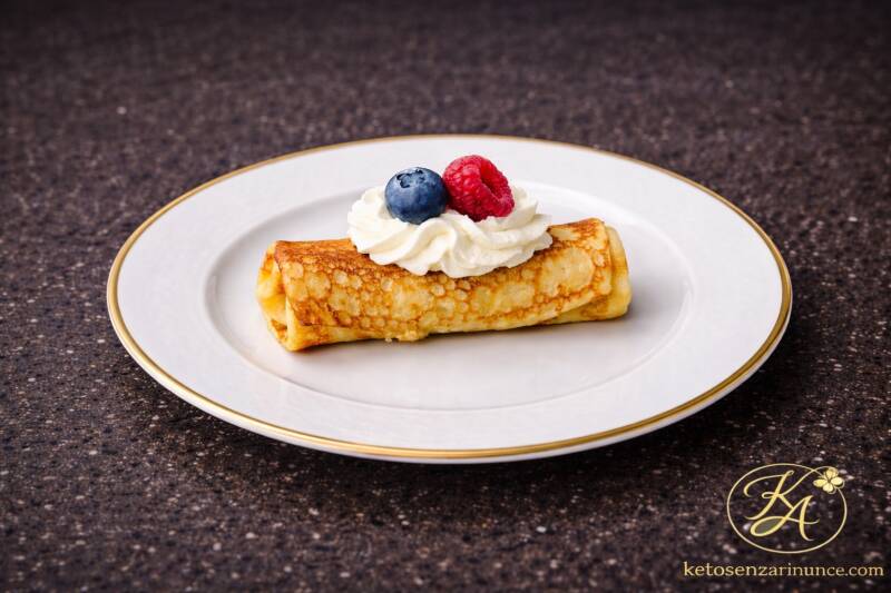 Crêpes chetogeniche dolci alla panna con frutti rossi sottili ed elastiche