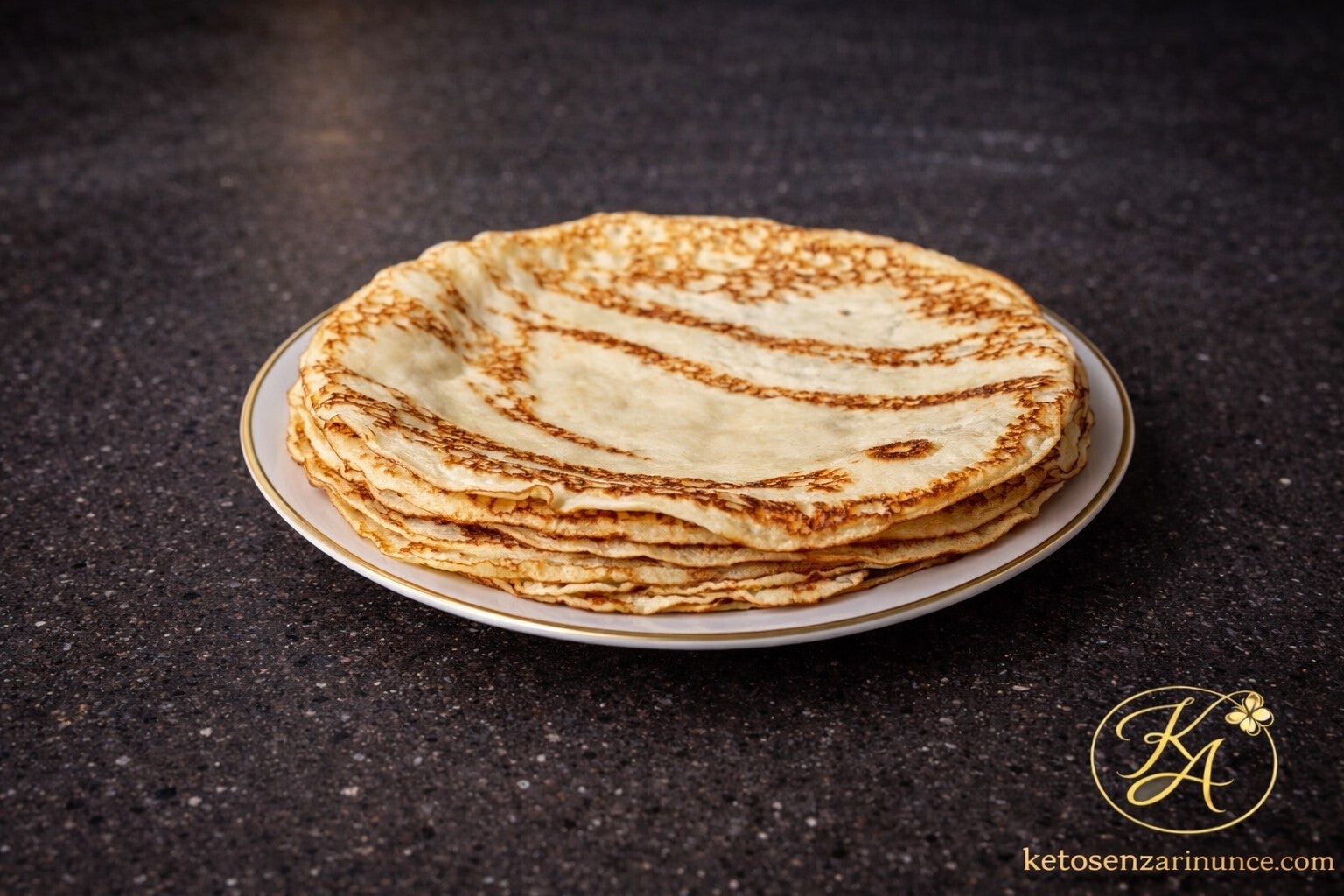 Crêpes dolci chetogeniche sottili, morbide e leggermente dorate, impilate su un piatto e pronte da farcire con creme, mascarpone, frutti di bosco o marmellata senza zucchero.