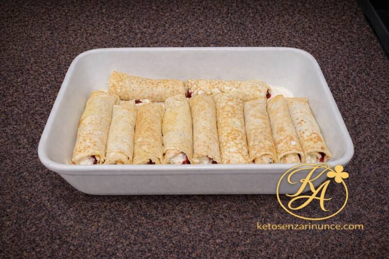 crepes dolci al forno con ricotta e marmellata, morbide e cremose chetogeniche