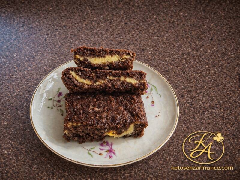 Dolcetti al cacao e farina di noce con cuore di crema al formaggio, serviti a pezzi su piatto decorato.