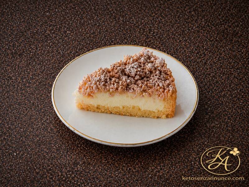 fetta di sbriciolata alla ricotta con cacao, friabile e cremosa chetogenica
