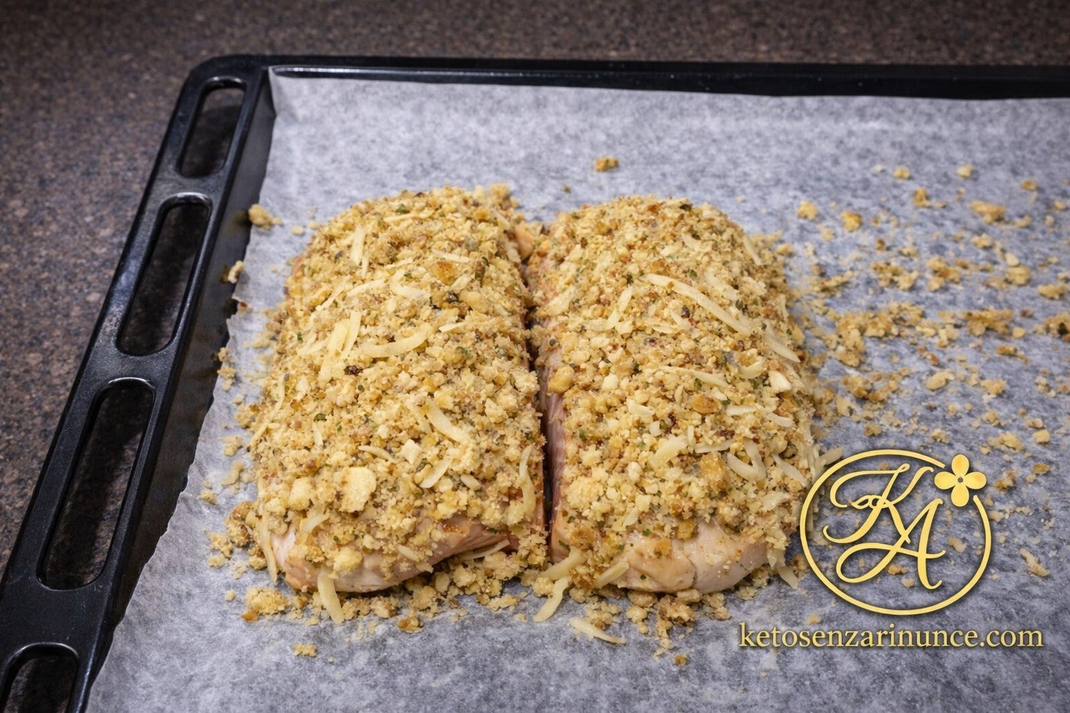 filetto di salmone gratinato al forno con zucchine e pangrattato chetogenico, pronto per essere infornato