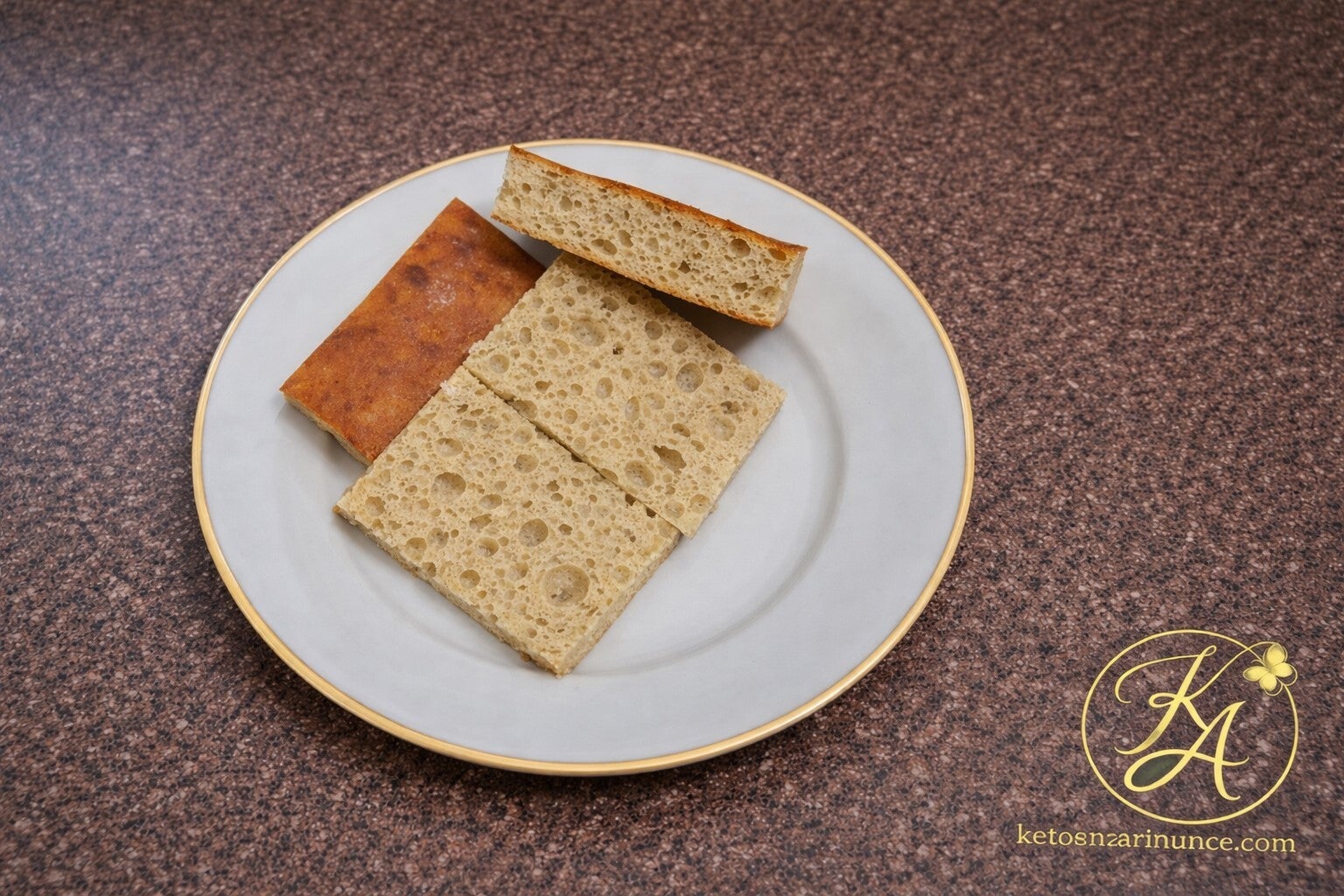 Focaccia chetogenica tagliata a pezzi e servita in un cestino, con interno soffice e superficie dorata.